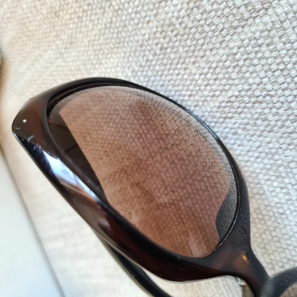 Dior Glossy solglasögon i färgen mörkbrun. Någon repa förekommer, se sista bilden.. Accessoarer.