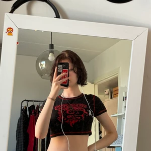 Cropp topp med ormtryck! - Denna fina tröja är köpt på hm men har inte kommit till nån användning dm för mer info :)