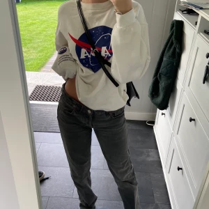 Nasa tröja - Nasa collegetröja från H&M, storlek S. Använd men i bra skick! Frakt ingår inte!