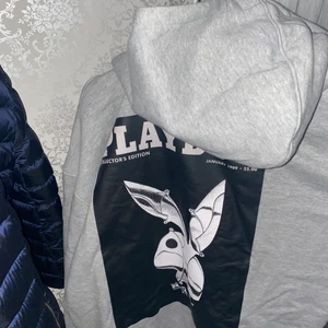 Playboy hoodie - Super snygg hoodie, använd en gång hemma. Säljer pga att den inte har kommit till användning. Den är oversized:)