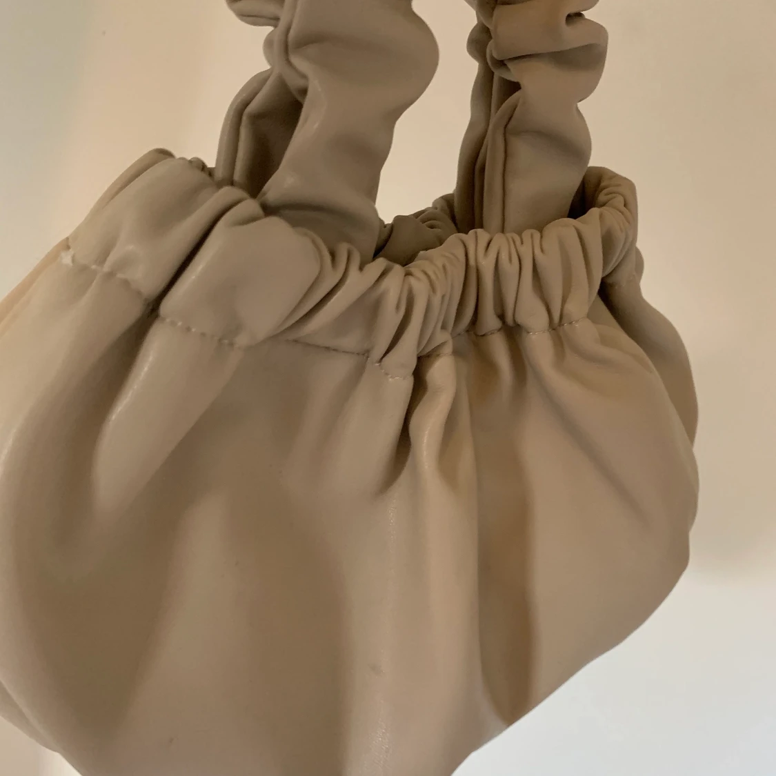 Beige/ljusbrun axelväska