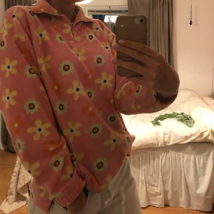 favorit fleece - haft denna fleecen på skidsäsong och avgudar den 🥺 tänker om någon annan får mer användning för den i framtiden kanske. Köpt vintage.