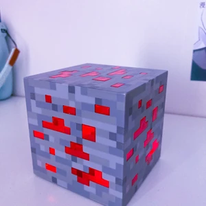 Minecraft redstone lampa - Minecraft redstone block som lyser, säljer då den inte kommer till användning / ingen platts. Inga defekter eller skador så långt jag har märkt, kommer utan batterier. Köparen står för frakt♥️ 