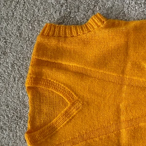 Stickad väst - Jättefin egenstickad väst köpt på myrorna💘 Passar XS-M 🥰