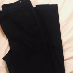 Kostymbyxor från Tiger of Sweden  - Fina kostymbyxor i storlek 34