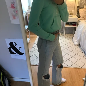 Turkos hoodie med text - Mysig turkos hoodie som tyvärr har blivit för kort i ärmarna för mig. Den är i bra skick och väl omhändertagen.