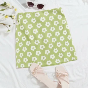 Blommig kjol - En söt liten blommig kjol ifrån SHEIN. Frakt tillkommer, lånade bilder.