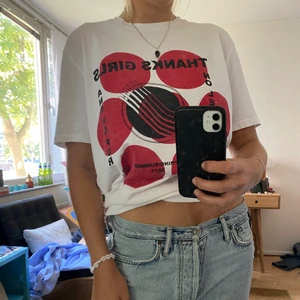 Stella McCartney Tshirt - Oversize Tshirt från Stella McCartney. Snyggt rött print. Går att ha löst och att stoppa in mer i jeansen och visa magen. IT42 vilket är svensk 36/38.