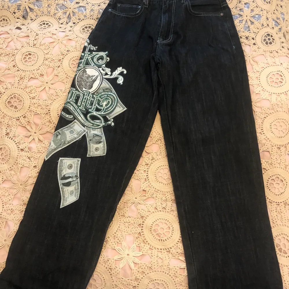 Overzized jeans med money print, lite slitna längst ner men snyggt. Jeans & Byxor.