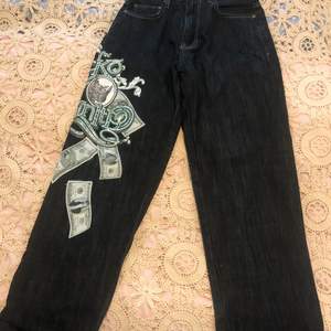 Overzized jeans med money print, lite slitna längst ner men snyggt