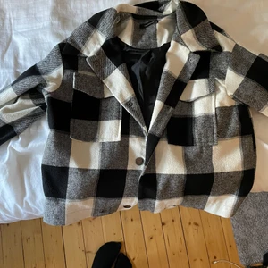 Rutig jacka - Säljer denna rutiga jacka ifrån nakd köpt i höstas, men kommer inte till stor användning ❣️ kontakt för fler bilder