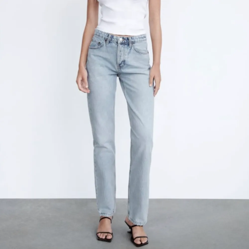 Säljer mina oanvända zara mid rise straight jeans i storlek 44 men Vädöigt små i storlekarna!!! Aldrig använda 👖 går att klippa av till önskad längd. Jeans & Byxor.