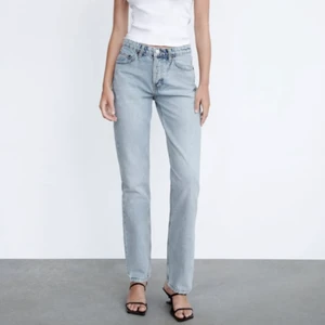 Mid rise zara jeans - Säljer mina oanvända zara mid rise straight jeans i storlek 44 men Vädöigt små i storlekarna!!! Aldrig använda 👖 går att klippa av till önskad längd