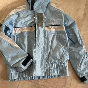 Henrilloyd jacka i XS - Henri Lloyd jacka i XS. Finns två små hål vid ärmen.