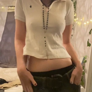 vit polot-shirt  - söt polo-tshirt från ralph lauren, jättesöt att styla med nån cool väska och baggy jeans till. Strl S! Köparen står för frakten! Kontakta om du är intresserad eller har övriga frågor, besvarar gärna på dem :)