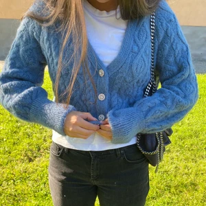 Kofta  - Fin blå kofta från zara, perfekt till vintern💙 använd ca 3 gånger, i princip nyskick! 