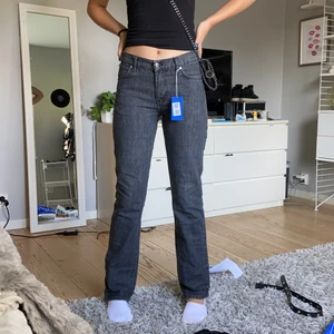 Svarta sellpy jeans - Skiiiit snygga lowwaist jeans, önskar dom passa mig men för stora allrås. Det står storlek 32/34 men skulle säga att du ska ha 36/38 om du vill att dom ska sitta som dom gör på henne