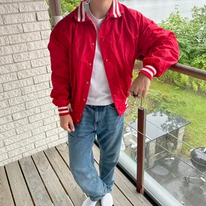 Vintage CollegeJacka - Grymt fet vintage collegejacka k grymt skick. Modelen bär vanligtvis storlek medium👍🏻 Ha en bra dag!