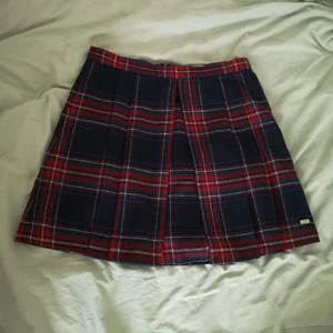 Kjol strl 38 - Dragkedja där bak, ingen stretch. Ca 74cm i midjan och 44cm lång. Jag är 165cm. 