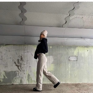 IDA CARLSSON X MADLADY  - !!PUBLICERAR IGEN PGA OSÄRIÖS KÖPARE!!   Säljer dessa skitsnygga mjukisbyxor från ida Carlsson x madlady. Buda eller köp direkt för 150kr.Köpare står för frakt! Kontakta mig för frågor eller egna bilder