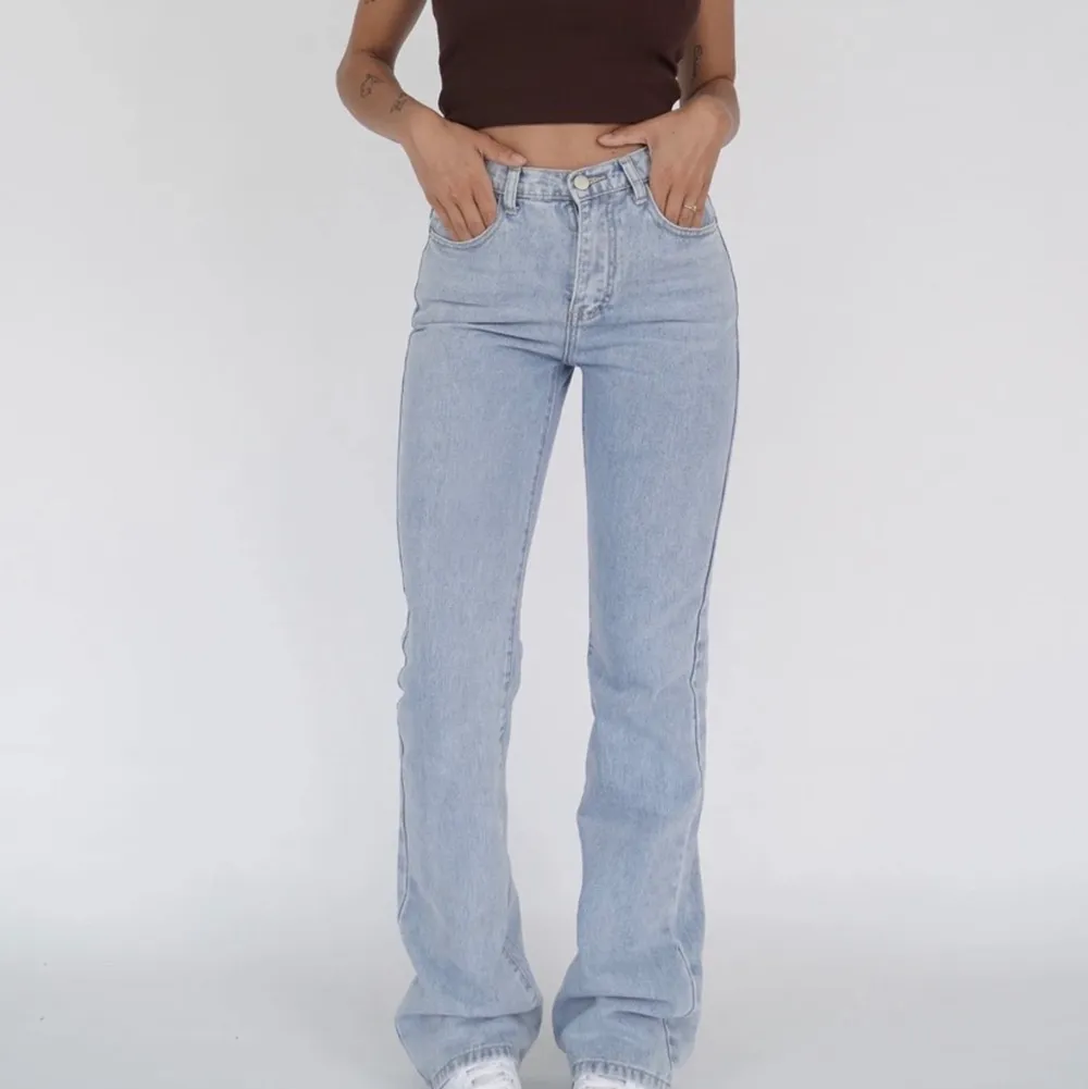 Säljer dessa skit snygga jeans från venderby’s! Helt nya, säljer då dem inte passar mig tyvärr:(ny pris 650. Jeans & Byxor.