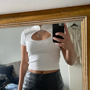 Gina topp - Säljer en jätte fin topp från gina tricot! Helt slutsåld! Väldigt populär och fin till båda sommar och vintern!