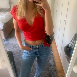 Topp från Mango!💖 - Säljer denna fina omlottopp från Mango!💖Storlek S. Knappt använd. Super fin till tex fest då den har lite glitter i sig!✨Köpare står för frakt!😊