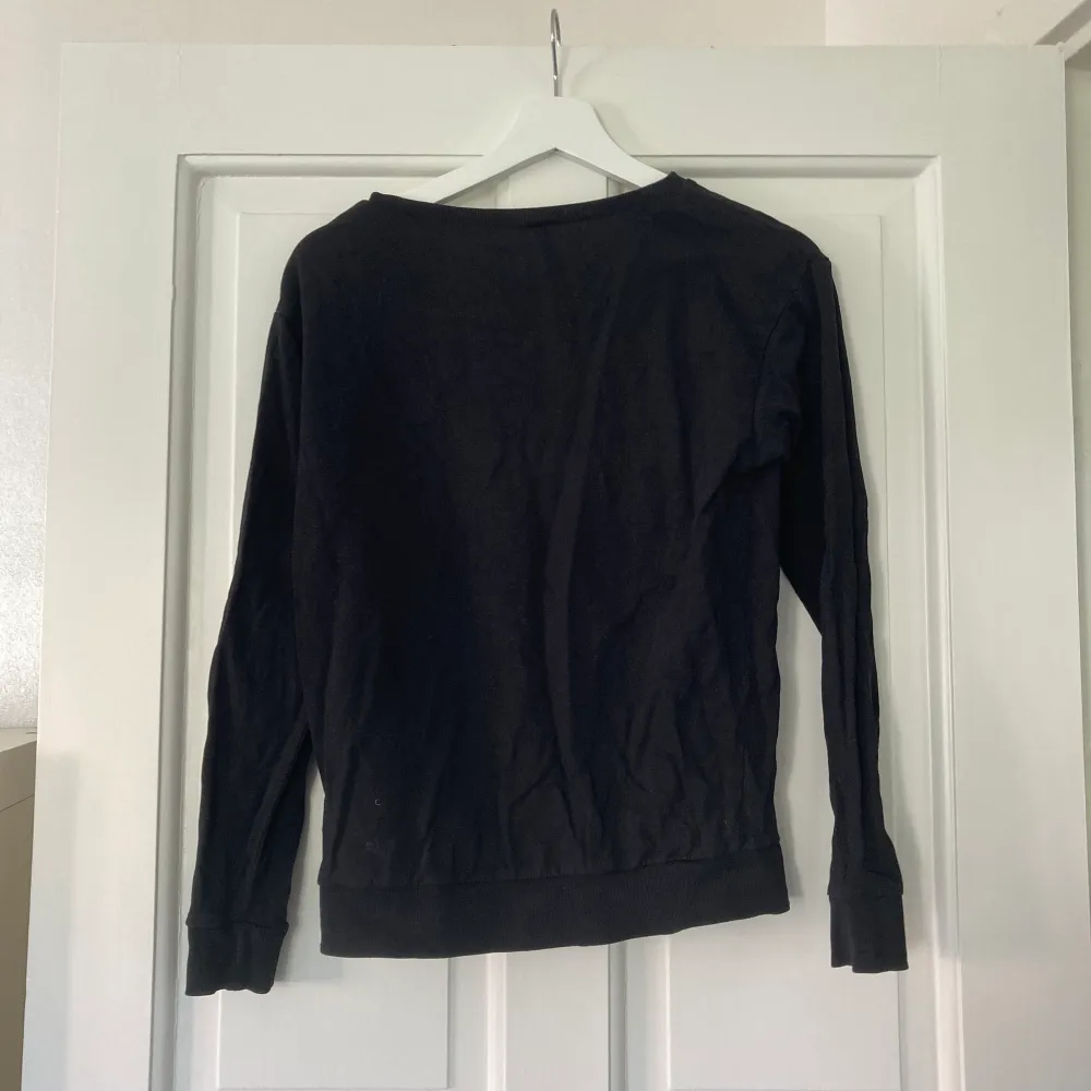 En svart tröja med tryck från H&M i storlek: XS, vilket motsvarar storlek 34. Nypris 149kr. Frakt kan man välja mellan spårbar och icke spårbar.. Tröjor & Koftor.