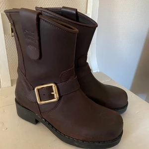 Urban project  - Säljer dessa skor!! Använd fåtal gånger! Nypris 1500kr