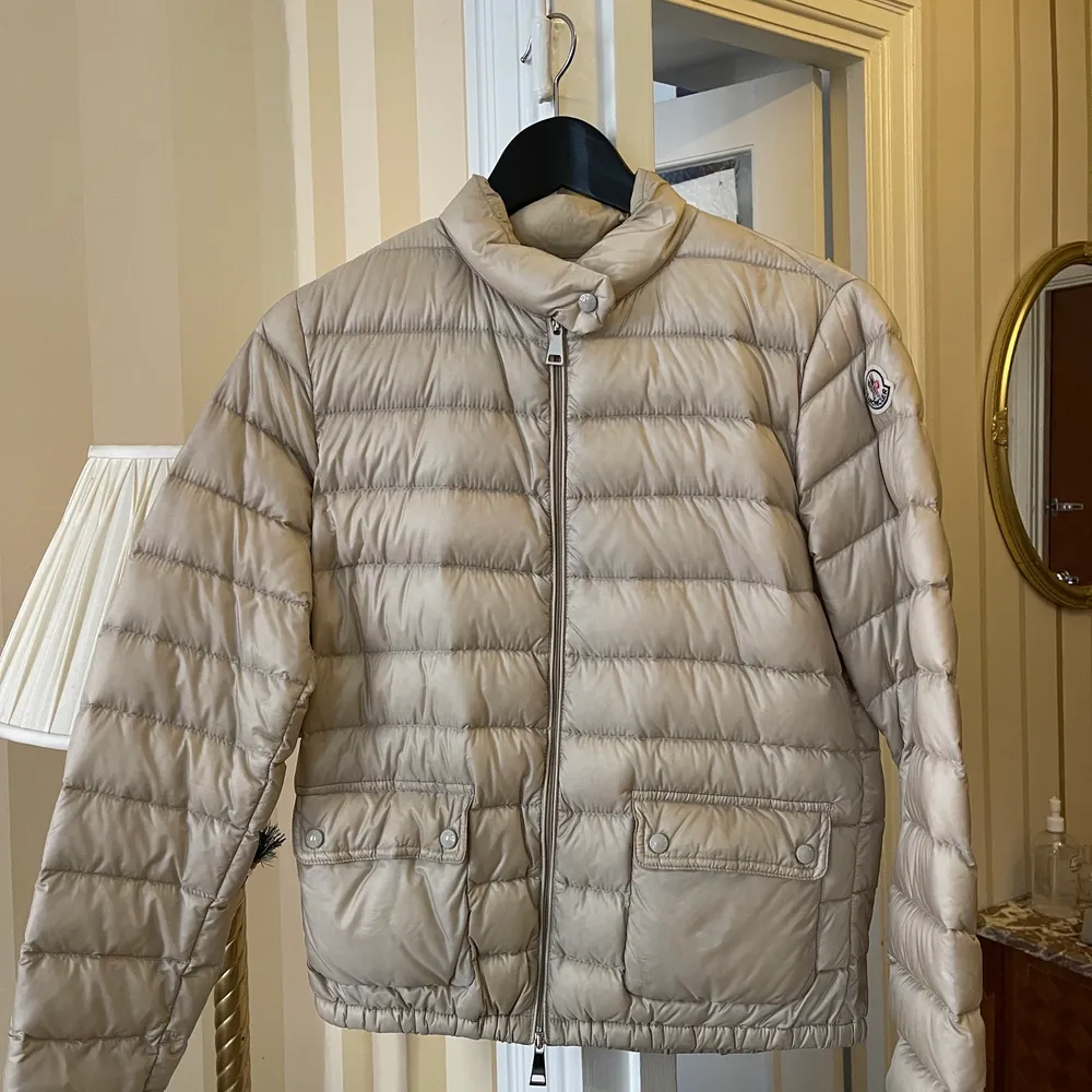 Nu säljer jag min fina och sparsamt använda Moncler jacka i beige. Storlek Small, jättefint skick, inga defekter eller liknande. Inköpt på NK i Stockholm för ett par år sedan för 5000kr men har endast använts ett fåtal gånger. Jag säljer pågrund av att den inte kommer till användning hos mig då den sitter lite tajt, men har ni storlek XS-S bör den sitta perfekt!! Tveka inte på att höra av er vid frågor, pris kan diskuteras, möts upp i Stockholm!💕💕🛍✨. Jackor.