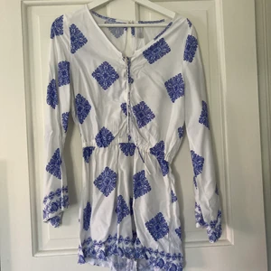 Somrig byxdress - En somrig byxdress från Amisu i storlek: 36, motsvarar storlek S. Endast använd 1 gång. Nypris: 249kr. Frakt kan man välja mellan spårbar och icke spårbar.