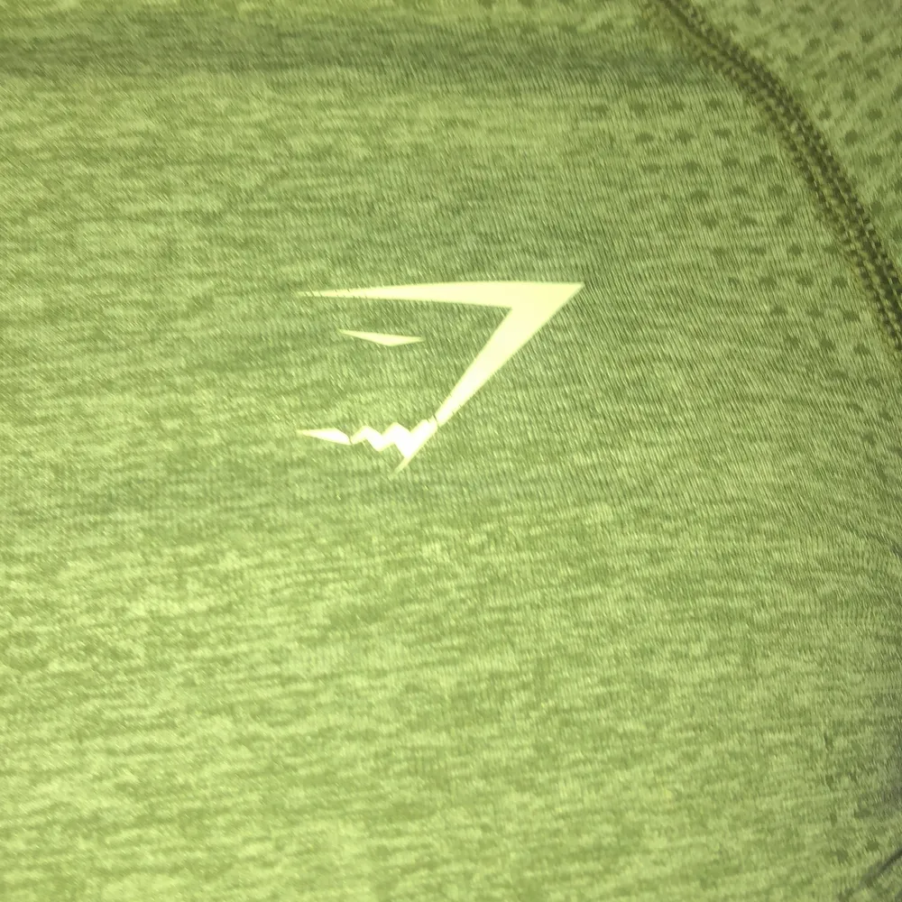 En khaki grön gymshark överdel storlek Xs, stretchig och bekväm. . Hoodies.
