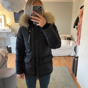 Hollies päls jacka  - Jag säljer nu min Hollies Livingo päls jacka pga att jag inte använder den längre! Den är i storlek 38. Väldigt bra skick. (Ordinarie pris 4500) men jag säljer den för 1800. Skriv till mig privat för mer bilder! Priset kan diskuteras!!
