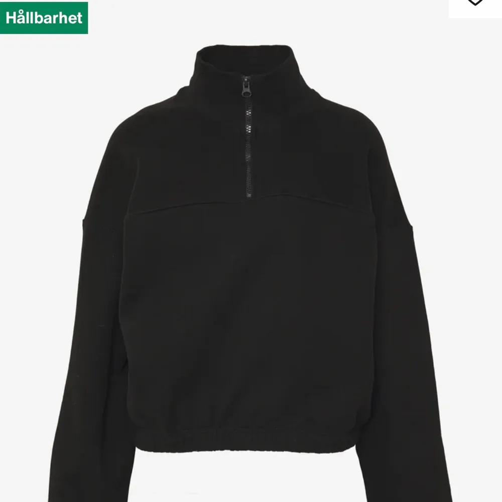 Säljer denna sweatshirten men dragkedja från weekday då den tyvärr inte kommer till användning. Sparsamt använd. Köpt för 279 säljer för 50! . Tröjor & Koftor.