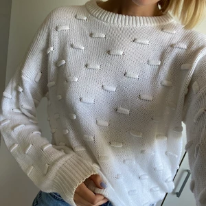 Vit stickad tröja  - Säljer en vit stickad tröja i storlek XS, köpt på NAKD. Superfin nu till hösten. Skriv för fler bilder! ❤️