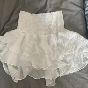 Superfin vit kjol - En superfin kjol som inte är använd. Storlek L men passar som en m.