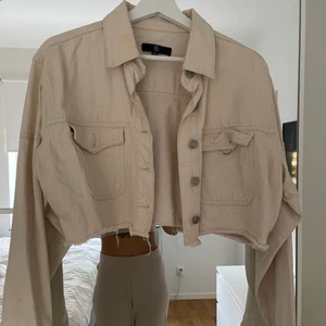 Jeansjacka  - Kort jacka från missguided i beige 
