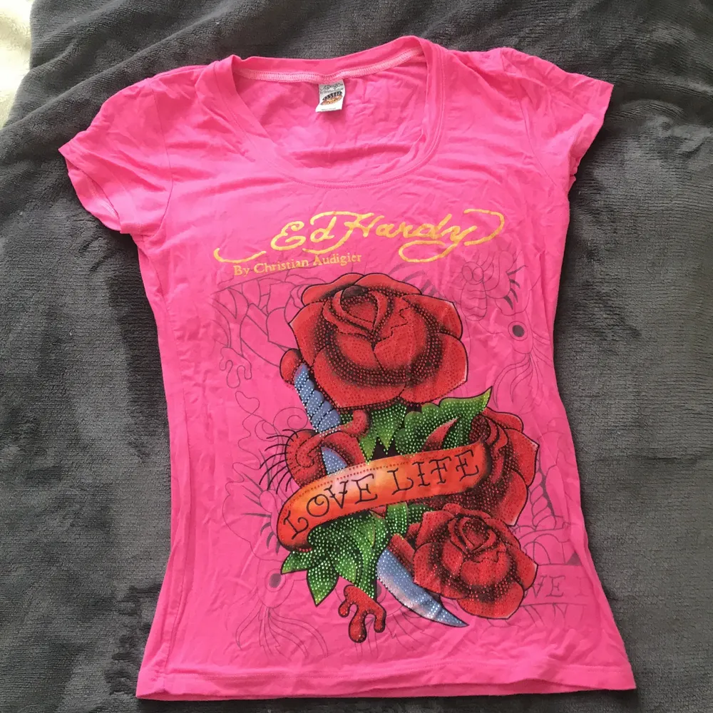 Superfin äkta Ed Hardy t-shirt! Endast använd 2 gånger. Supermjukt material, med både fin fram-och baksida!💗 Det står ingen storlek men skulle gissa en S. Dock är tyget väldigt strechigt så funkar även för någon i strlk M!💖. T-shirts.