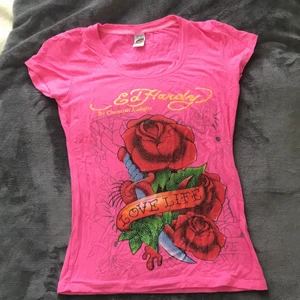 Ed Hardy T-shirt💖 - Superfin äkta Ed Hardy t-shirt! Endast använd 2 gånger. Supermjukt material, med både fin fram-och baksida!💗 Det står ingen storlek men skulle gissa en S. Dock är tyget väldigt strechigt så funkar även för någon i strlk M!💖
