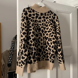 Stickad tröja, leopard - Tröja från NA-KD. I jättefint skick