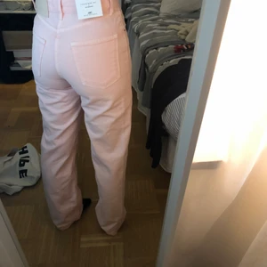 Rosa jeans zara - Supersnygga slutsålda jeans från zara som tyvärr är för små för mig💕 Aldrig använda, lappen finns kvar! 
