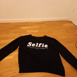 Dvart grafisk sweatshirt - Svart, 1 år gammal använd 1 gång