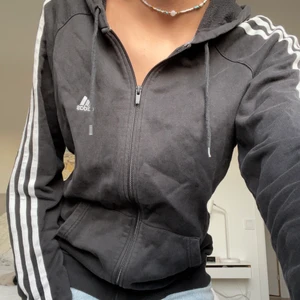 Adidas kofta - Vintage svart adidas kofta i storleken M💕 
