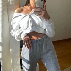 brandy melville zip up - !lånade bilder! Säljer denna jättefina croppade sweatshirt från brandy melville, väldigt bra skick!💓