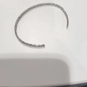 VICTOR FRISK X GULDFYND ARMBAND - Ett armband i äta silver, ingen skada eller slitning, använd några gånger. Pris 500 men pris kan diskuteras vid snabb affär.