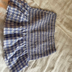 Kjol från H&M  - snygg och trendig rutig kjol! Från H&M! Utgångspris 80kr om fler intresserade buda😊