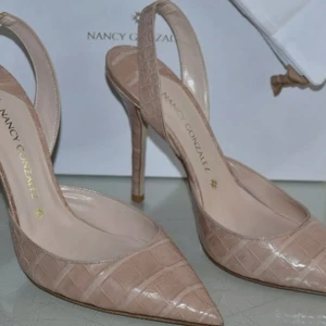 New nancy gonzalez majita 105 crocodile  - La quintessence du chic chic, les fans de Nancy Gonzalez sont souvent décrites comme des dames chics qui déjeunent. Ses créations uniques, audacieuses et très somptueuses sont connues pour durer toute une vie.  CADEAU PARFAIT  - Faites fondre votre petite amie/femme...  100% authentique  Neuf dans sa boite d'origine avec dustbag  TRÈS RARE!!! DOIT AVOIR   Nancy Gonzalez MAJITA 105 Alligator / Crocodile Slingback  