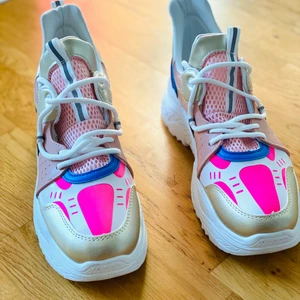 Futuristiska sneakers  - Splitter nya futuristiska sneakers i storlek 41. 