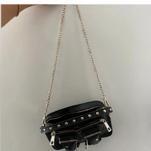 Blå Nunnoväska - Säljer nu min blåa älskade nunooväska som jag älskat. Säljer nu då jag tröttnat lite. Används sparsamt. Bilderna är lånade men min väska är densamma fast i ljusblå. Fråga gärna om egna bilder!