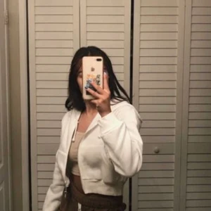 Croppad zip-up hoodie 🤍 - Jättefin hoodie som är croppad, i fint skick och använd några få gånger. Köpt ifrån Shein! Frakten kostar 62kr 🤍